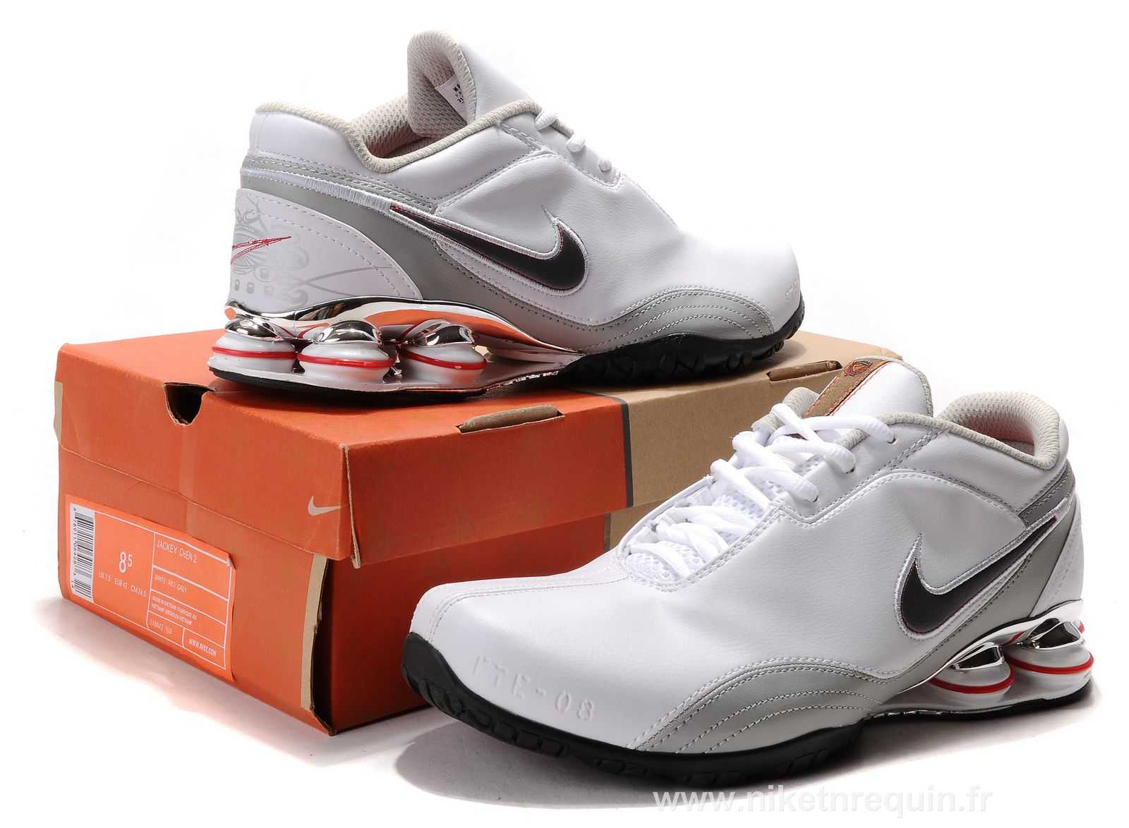 gris et blanc baskets Nike Shox R5 avec plaquage (3).JPG